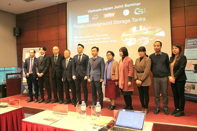 Các đại biểu chụp ảnh lưu niệm tại hội thảo. Ảnh: Phi Long.