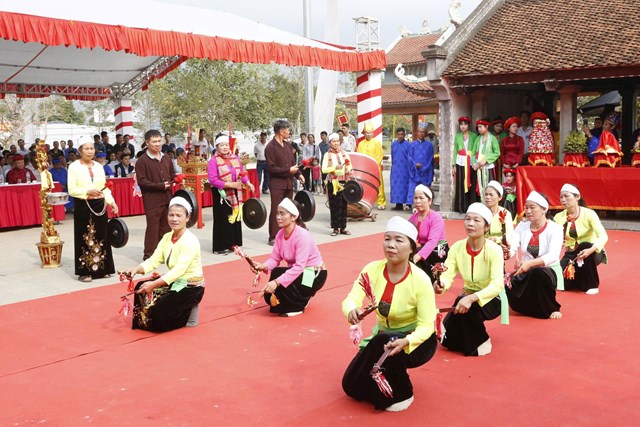 Những điệu m&uacute;a của đồng b&agrave;o d&acirc;n tộc Mường dưới tiếng cồng chi&ecirc;ng &acirc;m vang.