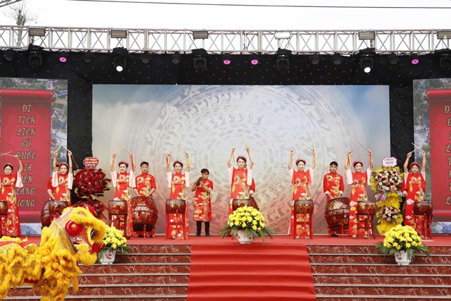 Tiết mục văn nghệ mở đầu lễ khai mạc hội Đền Lăng Sương.