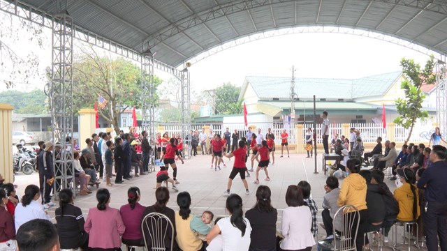 Người d&acirc;n theo d&otilde;i c&aacute;c đội b&oacute;ng chuyền nữ thi đấu.