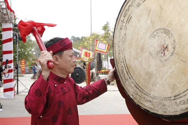 L&atilde;nh đạo x&atilde; Tu Vũ đ&aacute;nh chi&ecirc;ng, trống khai hội.