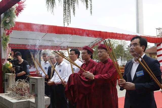 L&atilde;nh đạo x&atilde; Tu Vũ v&agrave; c&aacute;c đại biểu d&acirc;ng hương tưởng nhớ c&ocirc;ng đức Đức Th&aacute;nh Tản Vi&ecirc;n, gia đ&igrave;nh Đức Th&aacute;nh Tản v&agrave; 2 vị tướng Cao Sơn, Qu&yacute; Minh.