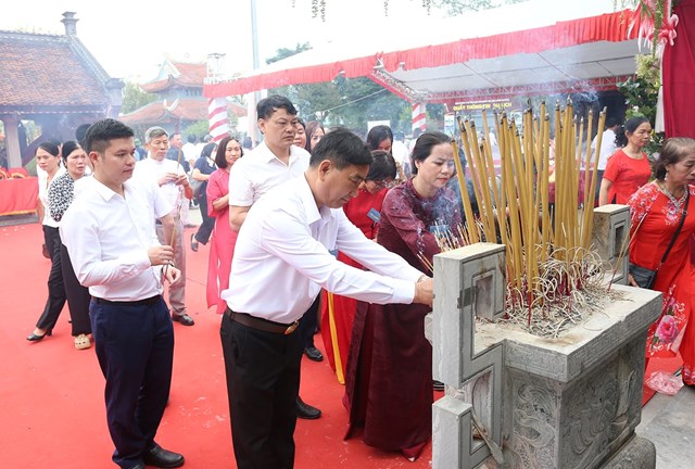 Nh&acirc;n d&acirc;n v&agrave; du kh&aacute;ch d&acirc;ng hương tưởng nhớ c&ocirc;ng đức Đức th&aacute;nh Tản vi&ecirc;n v&agrave; gia đ&igrave;nh Đức th&aacute;nh Tản 