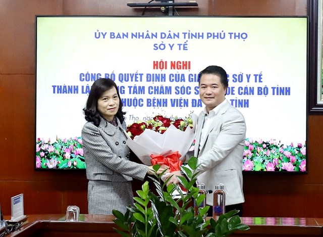 Lãnh đạo Bệnh viện Đa khoa tỉnh tặng hoa chúc mừng tân Giám đốc Trung tâm Chăm sóc sức khỏe cán bộ tỉnh.