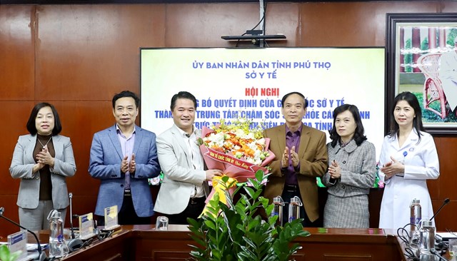 Đại diện lãnh đạo Ban Tổ chức Tỉnh ủy tặng hoa chúc mừng Bệnh viện Đa khoa tỉnh Phú Thọ và Trung tâm Chăm sóc sức khỏe cán bộ tỉnh.