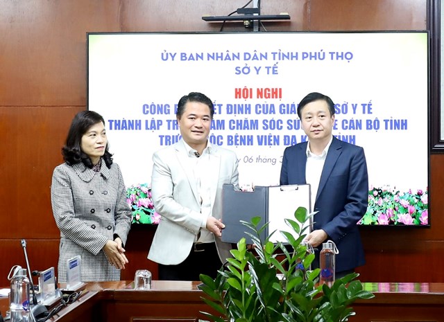 Lãnh đạo Sở Y tế trao Quyết định thành lập Trung tâm Chăm sóc sức khỏe cán bộ tỉnh trực thuộc Bệnh viện Đa khoa tỉnh.