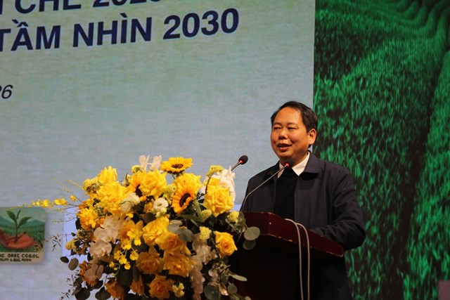 &Ocirc;ng L&yacute; Ch&ograve;i Nh&agrave;n - B&iacute; thư, Chủ tịch HĐND x&atilde; Hồ Thầu, tỉnh Tuy&ecirc;n Quang, Ủy vi&ecirc;n BCH Hiệp hội ch&egrave; Việt Nam kh&oacute;a VI ph&aacute;t biểu tham luận tại Hội nghị.