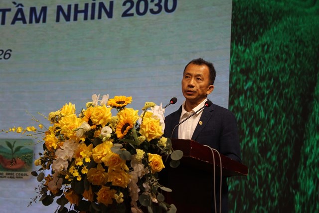 &Ocirc;ng Trần Đại B&igrave;nh - Chủ tịch chi Hội ch&egrave; L&acirc;m Đồng, Ủy vi&ecirc;n BCH Hiệp hội ch&egrave; Việt Nam kh&oacute;a VI ph&aacute;t biểu tham luận tại Hội nghị.