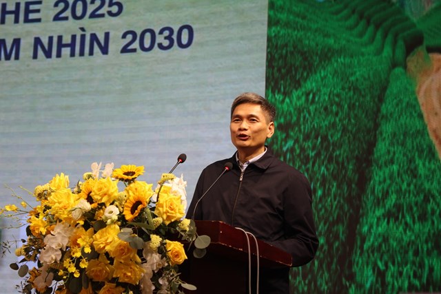 &Ocirc;ng Nguyễn Văn Q&uacute;y - Gi&aacute;m đốc C&ocirc;ng ty TNHH Ch&egrave; &Aacute; Ch&acirc;u, ph&aacute;t biểu tham luận tại Hội nghị.