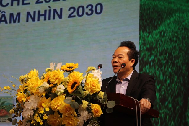 &Ocirc;ng Nguyễn Quốc H&ugrave;ng - Ph&oacute; Chủ tịch, Trưởng ban Kiểm tra Hiệp hội Ch&egrave; Việt Nam, Tổng bi&ecirc;n tập Tạp ch&iacute; Kinh tế v&agrave; Đồ uống ph&aacute;t biểu tham luận tại Hội nghị về định hướng truyền th&ocirc;ng đồng h&agrave;nh ph&aacute;t triển c&ugrave;ng c&aacute;c doanh nghiệp ng&agrave;nh ch&egrave;.