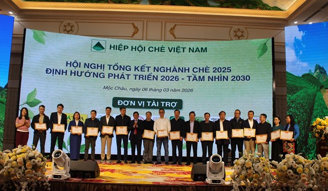 &Ocirc;ng Ho&agrave;ng Vĩnh Long - Chủ tịch Hiệp hội Ch&egrave; Việt Nam khen thưởng cho c&aacute;c đơn vị c&oacute; th&agrave;nh t&iacute;ch xuất sắc trong việc ho&agrave;n th&agrave;nh nhiệm vụ c&ocirc;ng t&aacute;c năm 2025 g&oacute;p phần t&iacute;ch cực v&agrave;o sự nghiệp ph&aacute;t triển bền vững của ng&agrave;nh ch&egrave; Việt Nam.