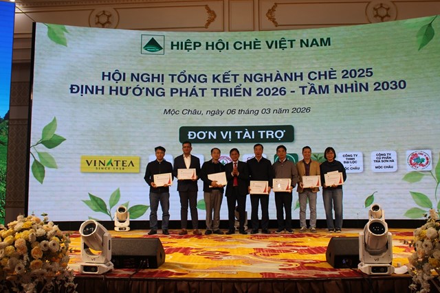 &Ocirc;ng Ho&agrave;ng Vĩnh Long - Chủ tịch Hiệp hội Ch&egrave; Việt Nam khen thưởng cho c&aacute;c đơn vị doanh nghiệp Top 10 c&oacute; th&agrave;nh t&iacute;ch xuất sắc trong việc ho&agrave;n th&agrave;nh nhiệm vụ c&ocirc;ng t&aacute;c năm 2025.