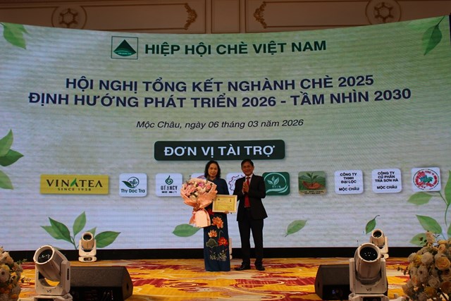 &Ocirc;ng Ho&agrave;ng Vĩnh Long - Chủ tịch Hiệp hội Ch&egrave; Việt Nam tặng Kỷ niệm chương v&igrave; sự nghiệp ng&agrave;nh ch&egrave; cho b&agrave; Nguyễn Thị Ng&agrave; - Nguy&ecirc;n Chủ tịch Chi hội Ch&egrave; Th&aacute;i Nguy&ecirc;n.