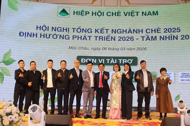 &Ocirc;ng Ho&agrave;ng Vĩnh Long - Chủ tịch Hiệp hội Ch&egrave; Việt Nam chụp ảnh c&ugrave;ng c&aacute;c Hội vi&ecirc;n mới năm 2026.