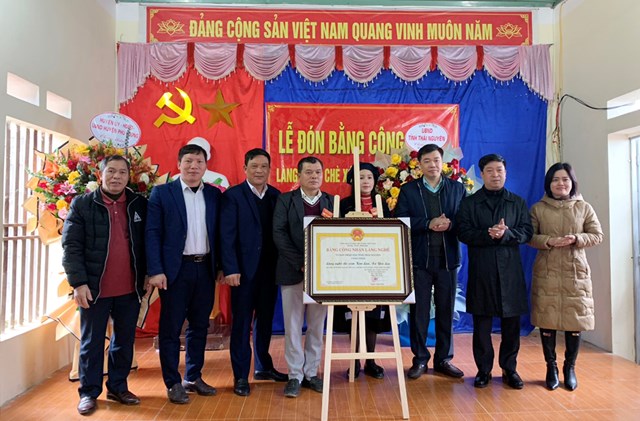Các đồng chí lãnh đạo tỉnh, huyện trao Quyết định công nhận Làng nghề chè xóm Kim Lan, xã Yên Lạc năm 2024.