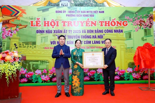 UBND thành phố công nhận 'Nghề truyền thống Hà Nội' cho Cốm làng Vòng thuộc phường Dịch Vọng Hậu