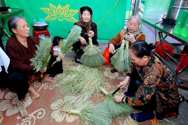 Phường Dịch Vọng Hậu: Đ&#243;n bằng c&#244;ng nhận Cốm l&#224;ng V&#242;ng l&#224; nghề truyền thống H&#224; Nội  - Ảnh 10