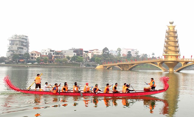 Đội chải huyện Thanh Thủy tích cực luyện tập tại hồ Công viên Văn Lang, thành phố Việt Trì năm 2024.