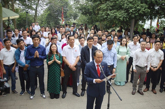 Đoàn đại biểu Hội DNT các tỉnh báo công, dâng hương tri ân công đức Tổ tiên.