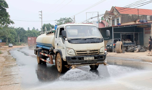 Việc thực hiện phun nước thường xuyên đã góp phần giảm thiểu tình trạng ô nhiêm môi trường bụi tại xã Thạch Khoán.