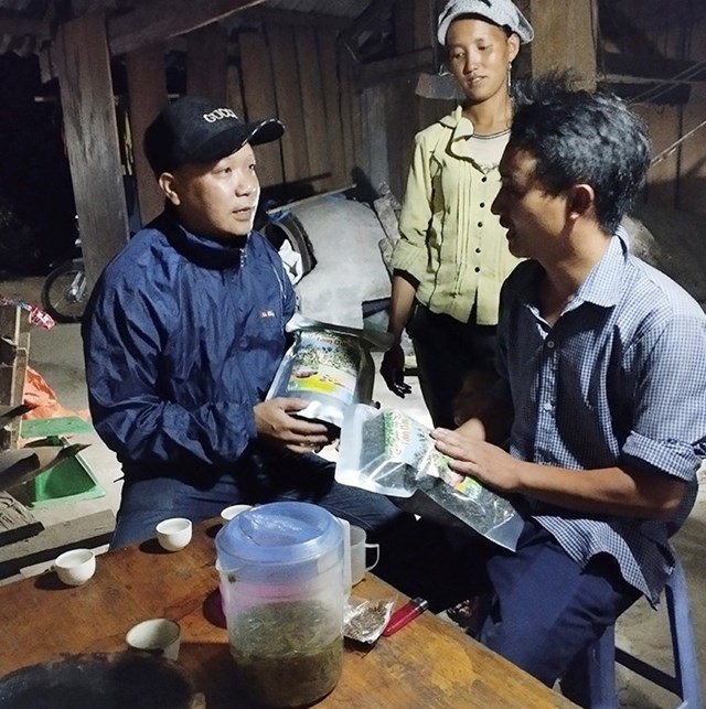Anh Min Sử Sảng, Bí thư Chi bộ thôn Phìn Sư, xã Túng Sán, huyện Hoàng Su Phì giới thiệu sản phẩm chè Túng Sán của gia đình với du khách.