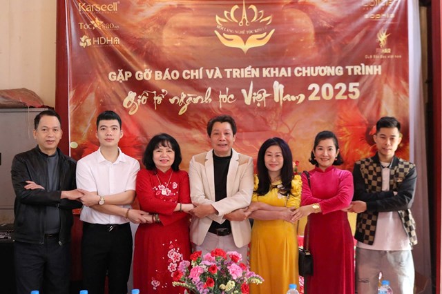 Thành viên Ban tổ chức chương trình “Giỗ tổ ngành tóc Việt Nam 2025”. Ảnh: Nguyễn Thêu.