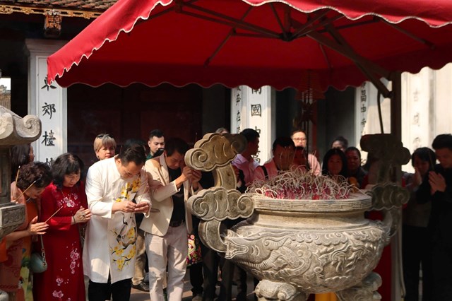 Ban tổ chức và đại diện các cơ quan báo chí làm lễ dâng hương tại Đình – Đền Kim Liên. Ảnh: Nguyễn Thêu.