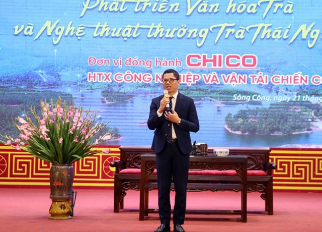 Nhà báo, nghệ nhân trà Hoàng Anh Sướng tâm huyết chia sẻ nghệ thuật thưởng trà tại Chương trình.