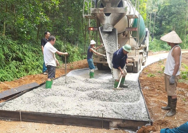 Người dân xây dựng đường bê tông ở khu 4 xã Thắng Sơn (huyện Thanh Sơn, tỉnh Phú Thọ.