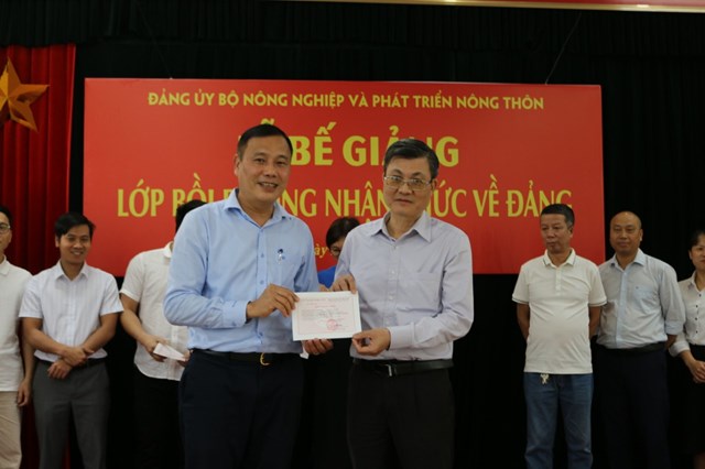 Đồng chí Nguyễn Quốc Oánh, Bí thư Đảng ủy, Hiệu trưởng Trường Cán bộ quán lý NN-PTNT, trao chứng chỉ cho các học viên.