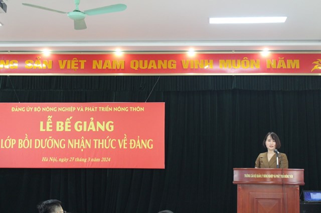 Đồng chí Nguyễn Thị Hải Yến - Phó Trưởng ban Tuyên giáo Đảng ủy Bộ Nông nghiệp và Phát triển nông thôn báo cáo tổng kết lớp học và công bố quyết định cấp giấy chứng nhận hoàn thành khóa học cho học viên.