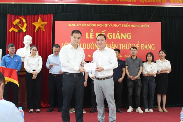Đồng chí Phan Thành Công, Ủy viên Ban Thường vụ, Trưởng Ban Tuyên giáo Đảng ủy Bộ NN-PTNT, trao chứng chỉ cho các học viên.