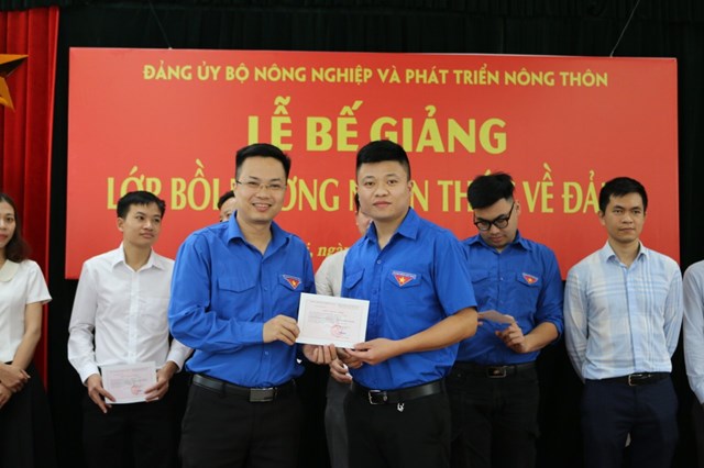 Đồng chí Tạ Hồng Sơn (bên trái), Ủy viên Trung ương Đoàn, Bí thư Đoàn Bộ NN-PTNT, trao chứng chỉ cho các học viên.