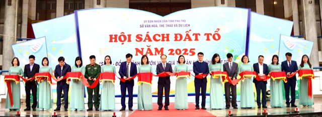Trưởng Ban Tuyên giáo và Dân vận Tỉnh ủy Vi Mạnh Hùng cùng các đại biểu cắt băng khai mạc Hội sách Đất Tổ 2025.
