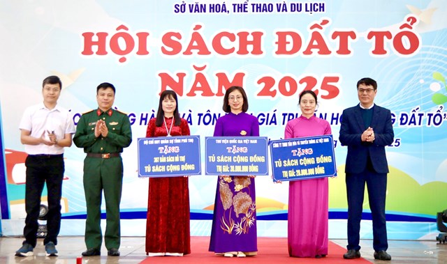 Lãnh đạo các cơ quan, đơn vị trao biểu trưng tặng sách hỗ trợ xây dựng tủ sách cộng đồng cho Thư viện tỉnh Phú Thọ.
