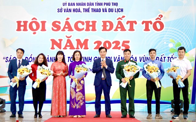 Lãnh đạo Sở VHTT&DL tặng hoa cho các đơn vị tham gia Hội sách Đất Tổ năm 2025.
