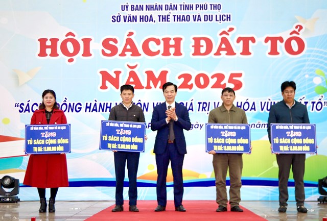 Lãnh đạo Sở VHTT&DL trao biểu trưng tặng sách hỗ trợ xây dựng Tủ sách cộng đồng cho một số xã của huyện Thanh Sơn và Lâm Thao.