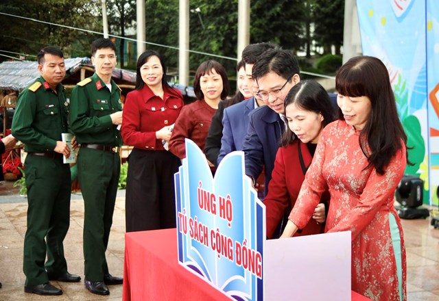 c đại biểu tham gia góp sách xây dựng tủ sách cộng đồng.
