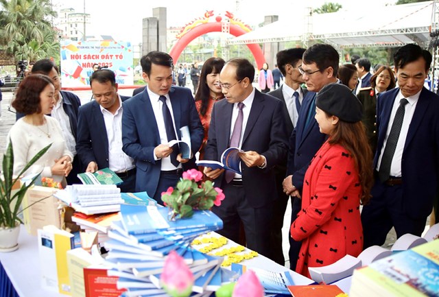 Trưởng Ban Tuyên giáo và Dân vận Tỉnh ủy Vi Mạnh Hùng cùng các đại biểu tham quan các gian trưng bày tư liệu và giới thiệu ấn phẩm sách, báo.
