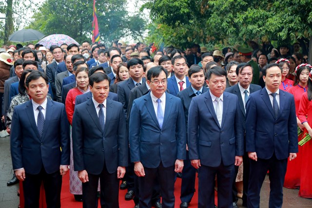 Lãnh đạo huyện Thanh Thủy cùng các đại biểu dự lễ dâng hương tưởng niệm, tri ân công đức các Vua Hùng.