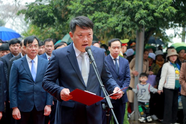 Lãnh đạo UBND huyện Thanh Thủy báo công các Vua Hùng.