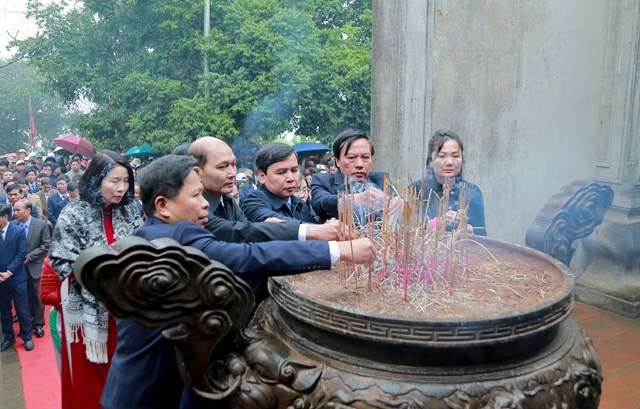 Lãnh đạo cùng các đại biểu huyện Thanh Thủy dâng hương tưởng niện các Vua Hùng tại Đền Thượng.