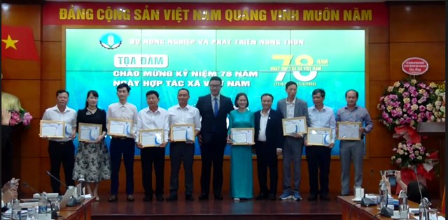 Một số HTX nhận giấy khen đã ứng dụng hiệu quả các phần mềm chuyển đổi số trong quản lý sản xuất kinh doanh và tài chính giai đoạn 2022-2023 tại buổi tọa đàm.