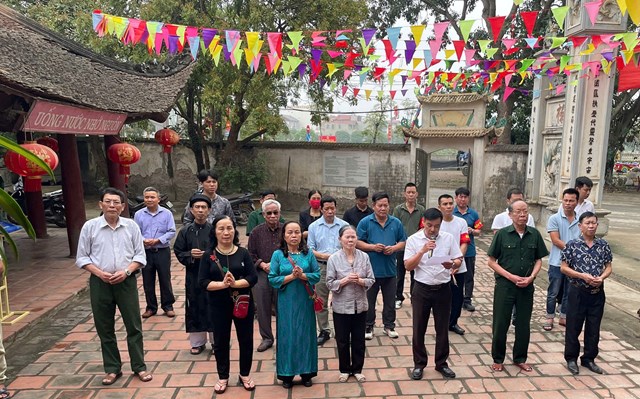 Đại biểu và bà con nhân dân dâng hương tại Lễ hội.