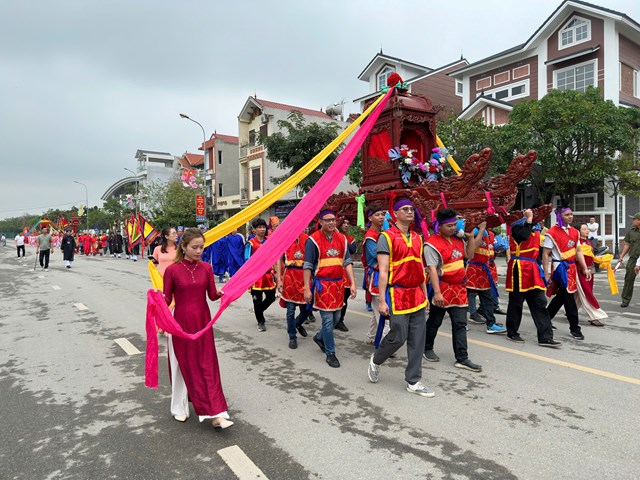 Anh Phạm Quang Nghị, người con th&ocirc;n Hội Phụ (hiện sinh sống v&agrave; l&agrave;m việc 10 năm b&ecirc;n &Uacute;c) về dự Lễ hội truyền thống l&agrave;ng, phấn khởi chia sẻ: "M&igrave;nh hiện sinh sống v&agrave; l&agrave;m việc b&ecirc;n nước ngo&agrave;i l&acirc;u năm, hằng năm cứ đến dịp Lễ hội cả gia đ&igrave;nh m&igrave;nh về tham dự r&acirc;t vui v&igrave; được về qu&ecirc; hương tham dự Lễ hội với &yacute; nghĩa đạo l&yacute; truyền thống "Uống nước nhớ nguồn".
