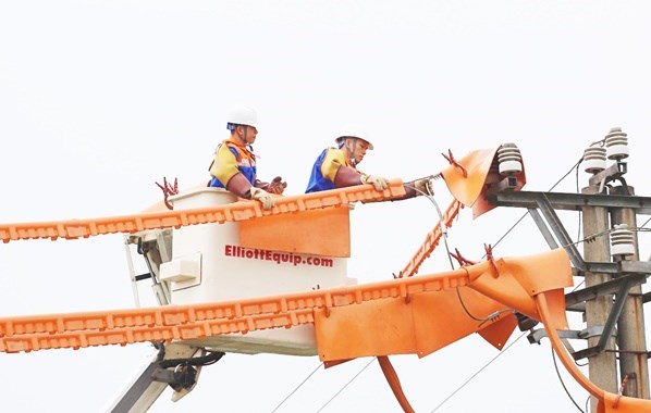 Công ty Điện lực Phú Thọ tổ chức kiểm tra, rà soát và nhanh chóng xử lý các khiếm khuyết trên lưới điện trước mùa nắng nóng.