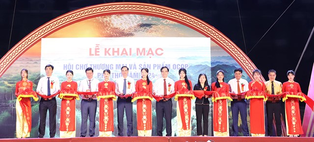 Các đại biểu cắt băng khai mạc Hội chợ Thương mại và Sản phẩm OCOP Phú Thọ năm 2024.