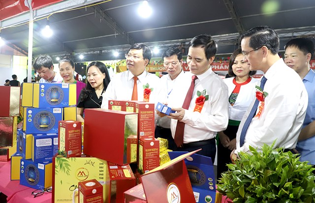 Các đại biểu thăm gian trưng bày sản phẩm của các đơn vị, địa phương.