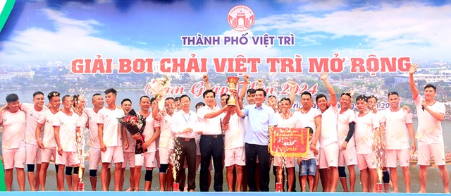 BTC trao giải Nhất cho đội chải phường Bạch Hạc (TP Việt Trì).