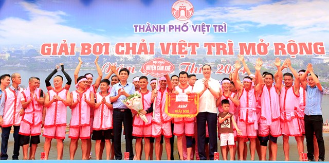 BTC trao giải Nhì cho đội chải huyện Cẩm Khê.